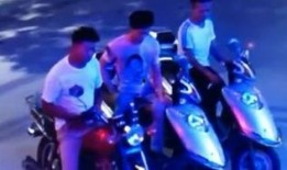 网友爆料摩托车事件视频,摩托车失控引发事故，现场画面令人揪心